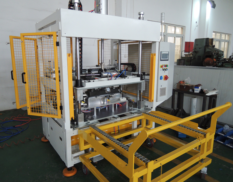 Automatic hemming machine